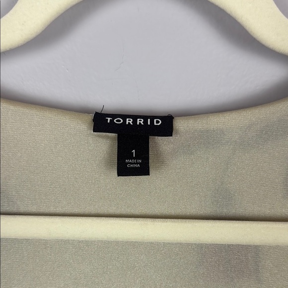 Torrid Cream and Red Roses Smocked Waist Blouse with Long Sleeves Size 1 - Picture 4 of 11